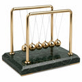 Goldenes Newton-Pendel mit schwarzer Marmorbasis