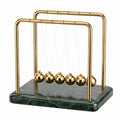 Goldenes Newton-Pendel mit grünem Sockel, 18 cm